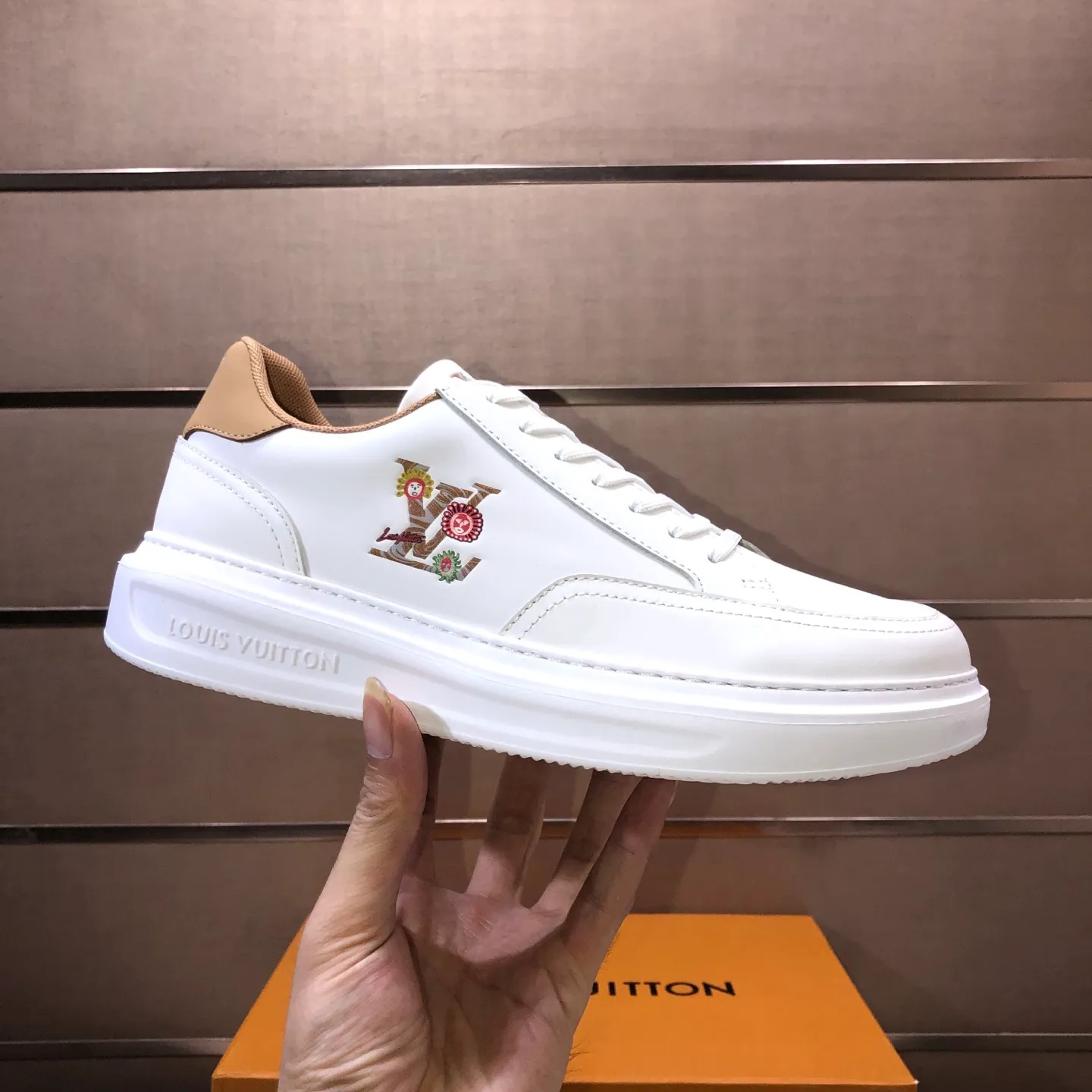 Factory batch 640💰original development, quality shipment, welcome to compare - LV sneaker series sports shoes introduce the loose silhouette of the ready-to-wear series into the spring and summer men's wear shows and make an eye-catching appearance. The cow leather upper is combined with rough fabric laces, and colorful beading highlights the brand's classic elements. LV letters mark the tongue and Monogram floral outsole. Mixed materials Made of top-grain cowhide, thick shoelace design, large Monogram print on the side, mesh lining and cotton feet, the comfort is as extreme as ever, premium heritage, quality first, worth owning! Size: Men’s 38-45 (45 is custom-made and cannot be returned or exchanged)